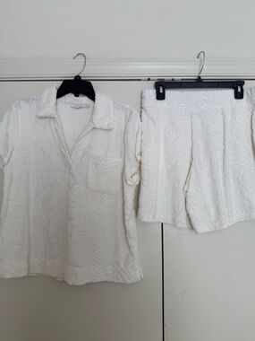 Chico's White Textured Two-Piece shorts Set - Top & Shorts size Large. Pull On